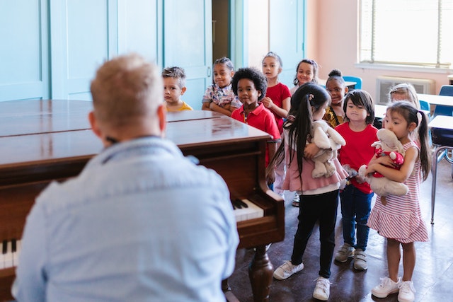 Dieser Klavierlehrer weiß, welcher Song der richtige für die Kinder ist.