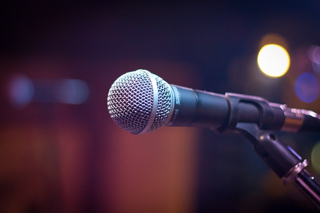 Ein Mikrofon mitten auf der Bühne.