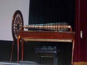 So sieht eine Glasharmonika aus (wenn dir das Bild nur angezeigt werden könnte). Zum Instrument gehört immer ein Pedal.