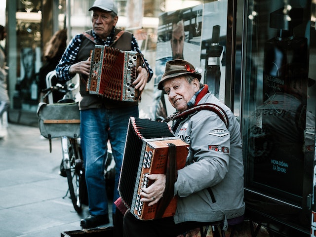 Zwei alte Straßenmusiker mit ihrer Ziehharmonika.