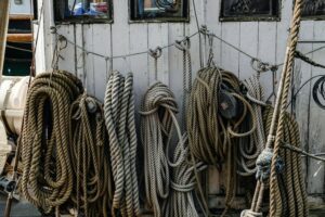 Früher haben die Seeleute zu ihren Seilen "Kabel" gesagt. Selbstverständlich sind Seile jedoch keine Leitungen.