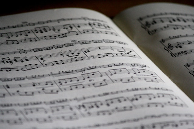 Wer musikalisch ist, kann mit hoher Wahrscheinlichkeit Noten lesen. Jedoch gibt es je nach Instrument ziemlich unterschiedliche Akkorde und Tonarten.