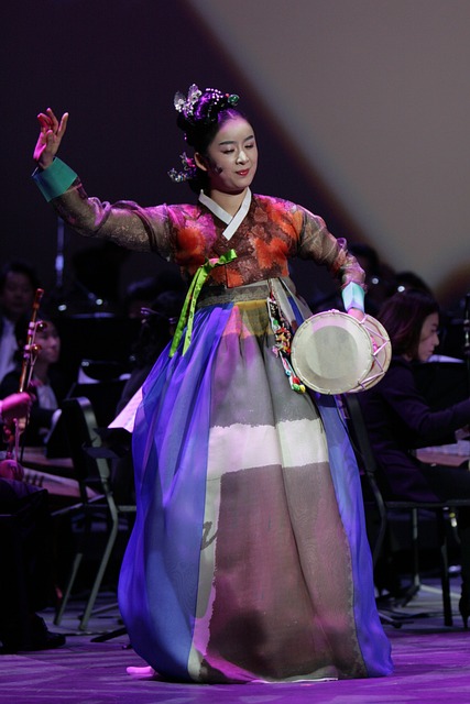 Frau spielt eine zweiseitige Trommel aus Korea!