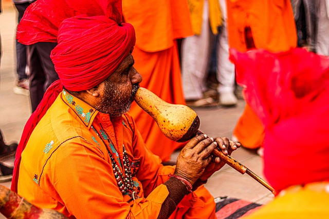 Ein Inder spielt auf einer Shehnai.
