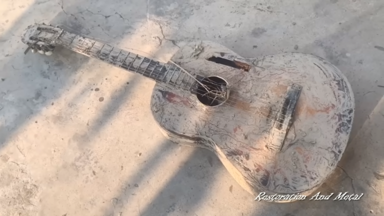 Dieses Gitarre ist nicht aus Müll, sollte aber dringend restauriert werden.