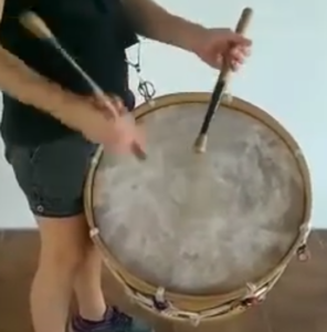 Die Alfaia ist ein brasilianisches Instrument (Trommel)