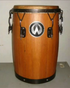 Die Barril de Bomba ist ein karibisches Instrument, dessen Korpus aus einem Rumfass besteht!
