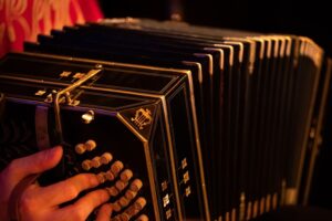 Bandoneon Instrument, im Bild kommt die Farbe Rot zur Geltung