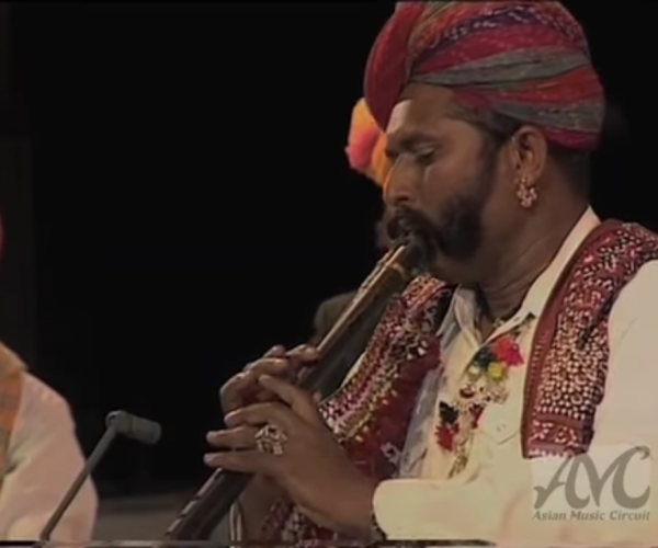 Ein Musiker spielt auf seinem Alghoza-Instrument. Indische Musikinstrumente im Überblick