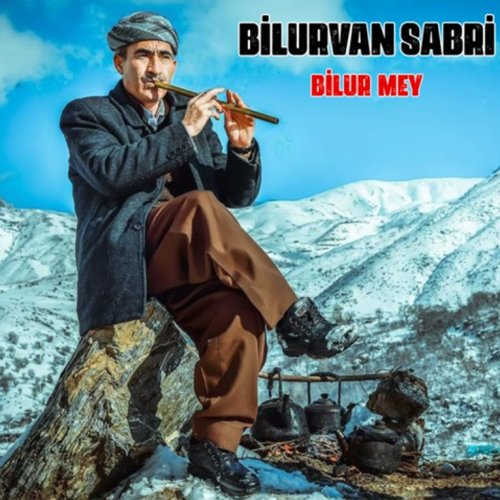 Kurdisches Instrument Bilur-Flöte: Mann spielt das Instrument auf dem Berg