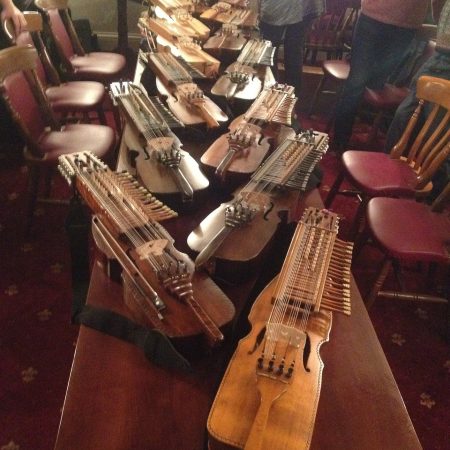 Vom Nyckelharpa Instrument gibt es schon recht viele Varianten.